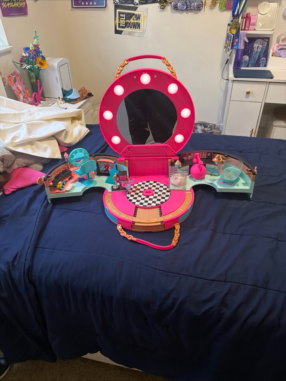 L.O.L. Surprise! Bright Pink and Teal Lighted Vanity Playset